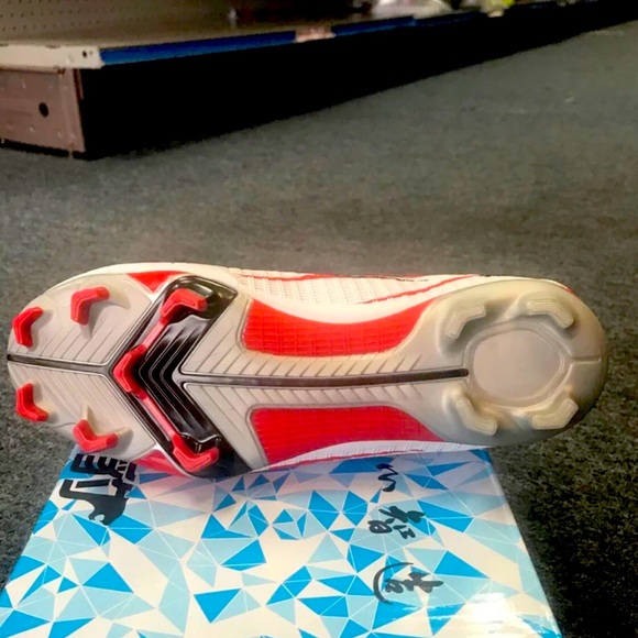 Football/Soccer cleats - Picture 2 of 2